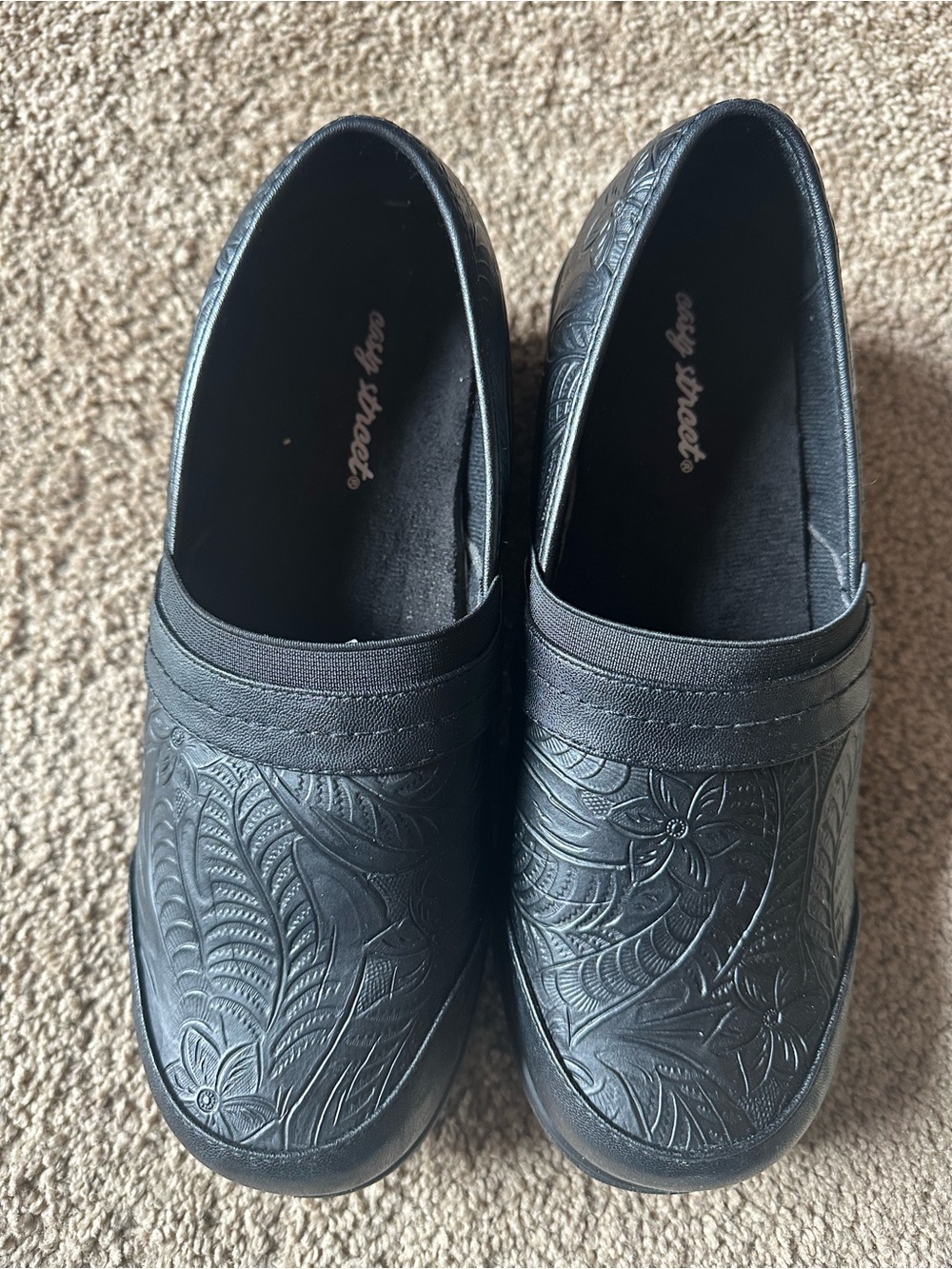 Easy Street Origin Embossed Slip on Clogssize 9 1/2
